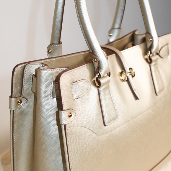 ☆SOLD☆ Ferragamo Gold Fancini Briana Handbag - Picture 5 of 8